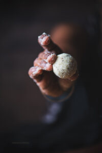 Rave unde is a traditional ladoo from Karnataka made using semolina. Crispy and light rave unde is one of my favourite ladoos.